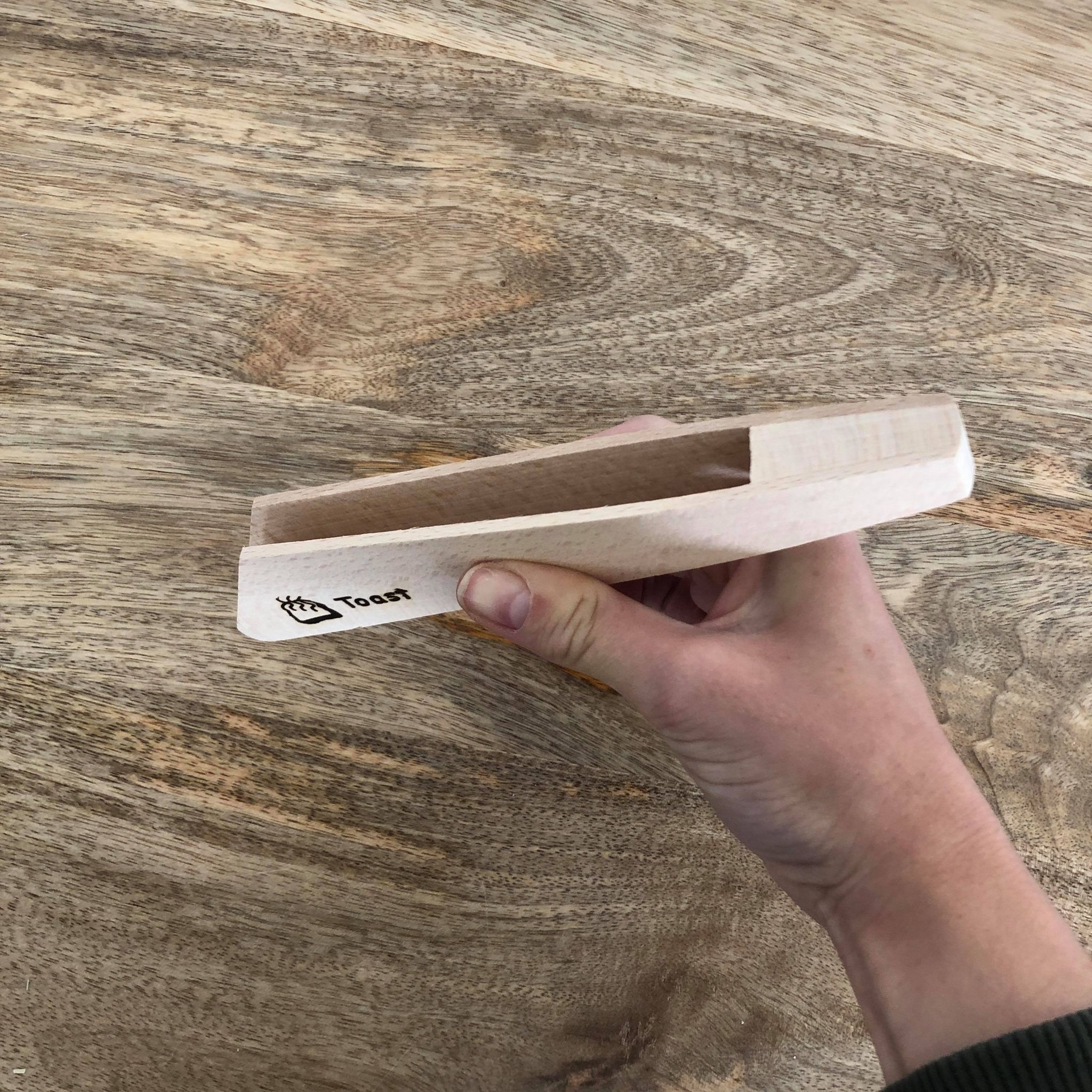 Pince à toast en hêtre – Image 4