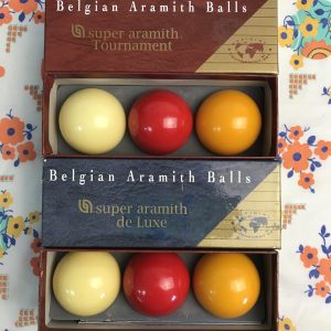 Deux sets de 3 boules de billard