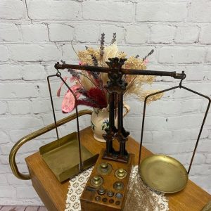 Ancienne balance vintage ou trébuchet à colonne