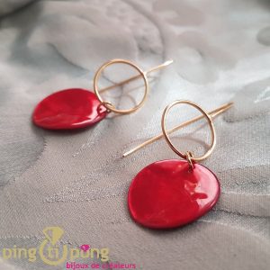Boucles d’oreilles pendantes or et nacre rouge La Petite Sardine