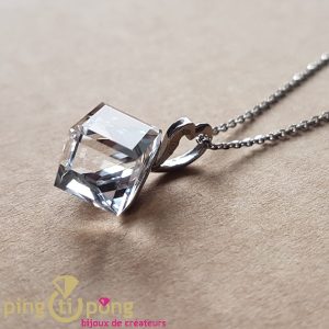 Collier cube blanc diamant en cristal et argent 925 rhodié de SPARK