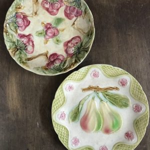 Duo d&rsquo;assiettes anciennes en Barbotine