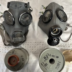 Duo de masques à gaz anciens seconde guerre mondiale