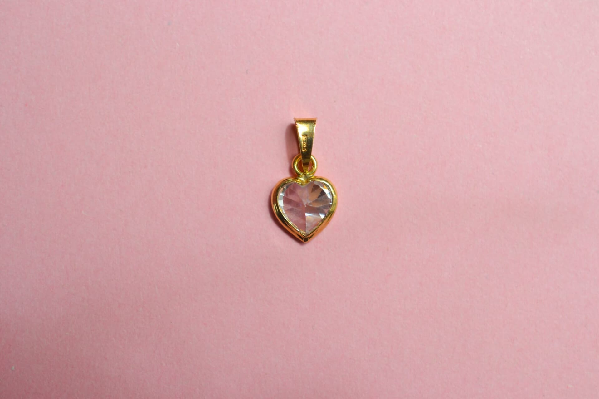 Pendentif coeur pierre blanche