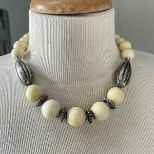Collier beige et argent