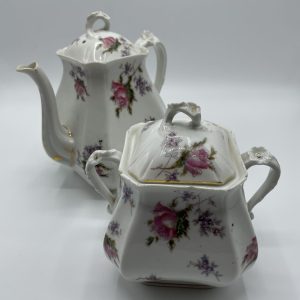 Théière et sucrier en porcelaine