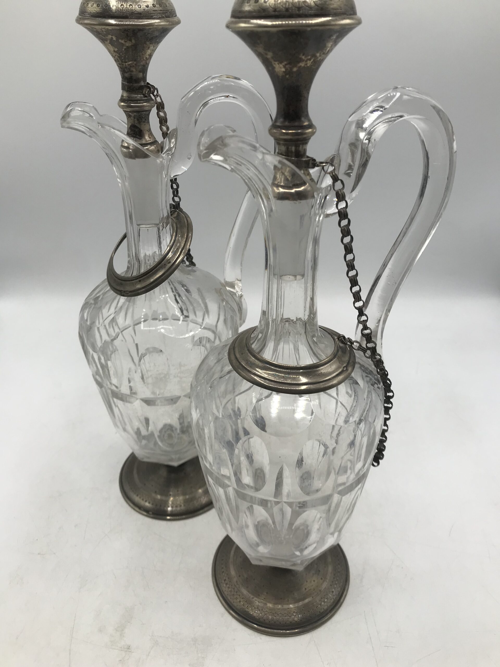 Lot de 2 aiguières Néo-renaissance – Image 2