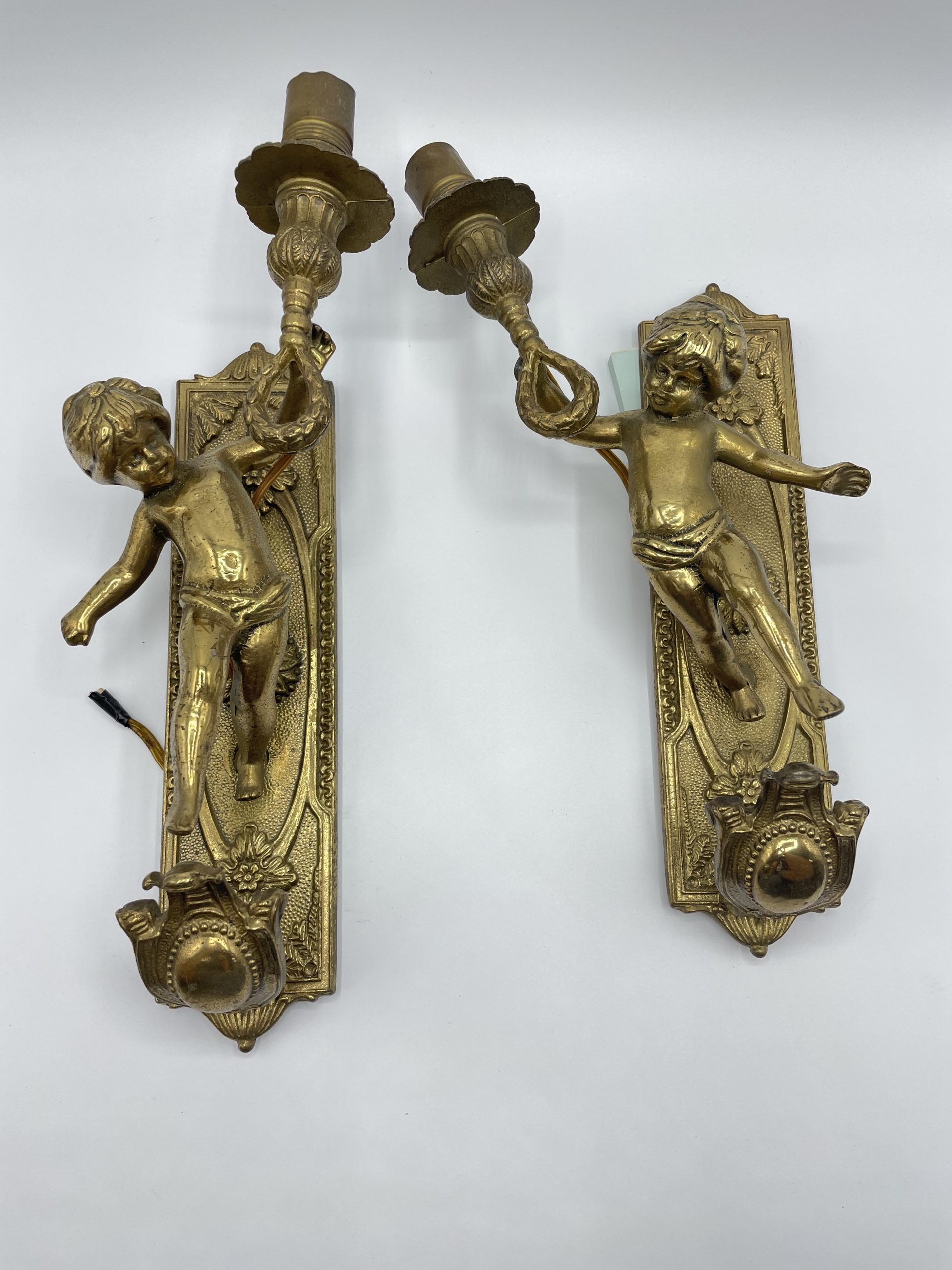 Duo d’appliques murales en bronze style Louis XVI