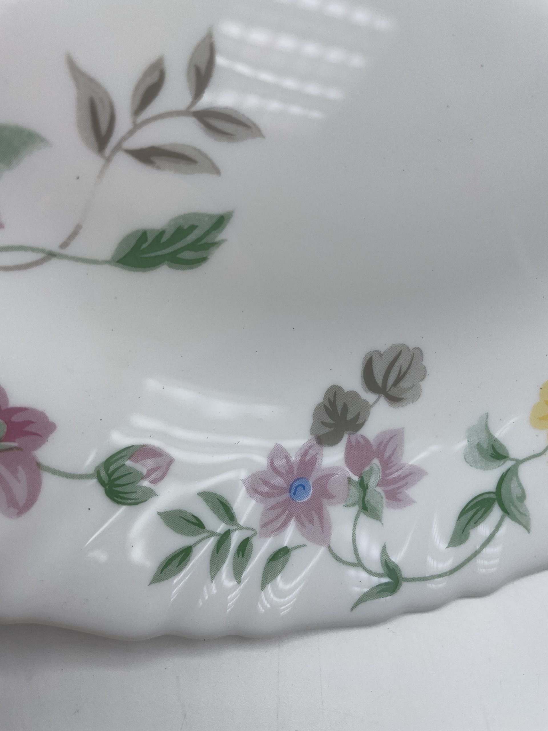 Assiette de présentation vintage Arcopal – Image 4