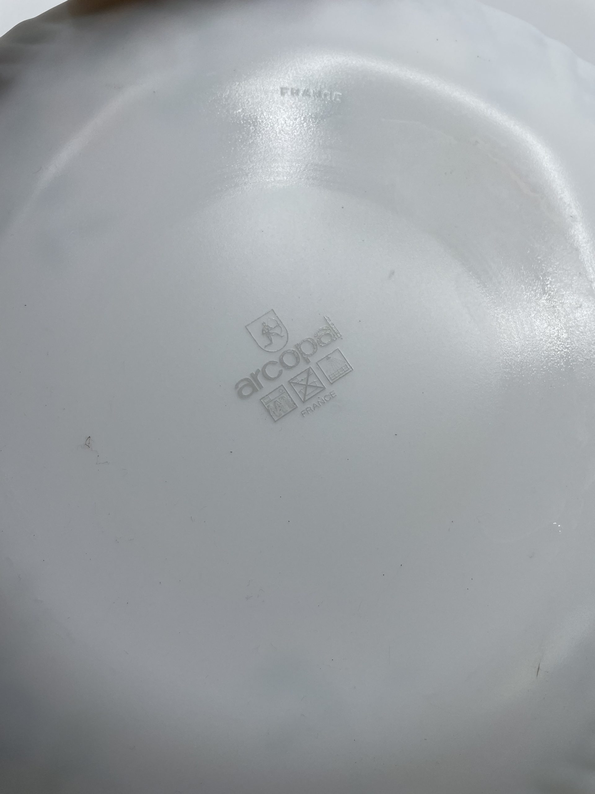 Assiette de présentation vintage Arcopal – Image 2