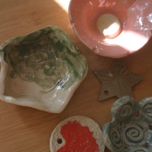 Modelez la terre dans un atelier poterie en famille !