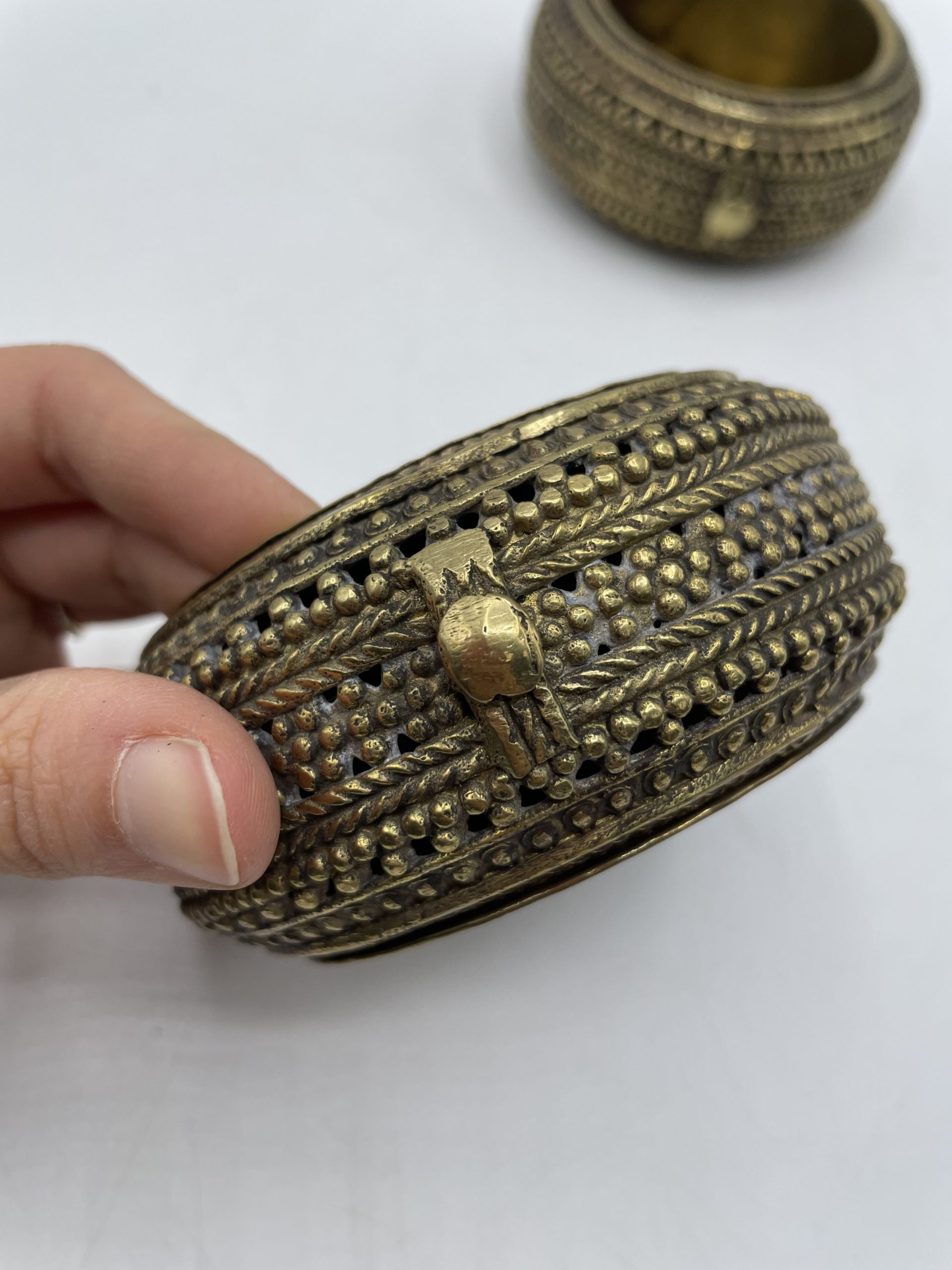 Duo de jolies boîtes artisanales en laiton orientale – Image 4