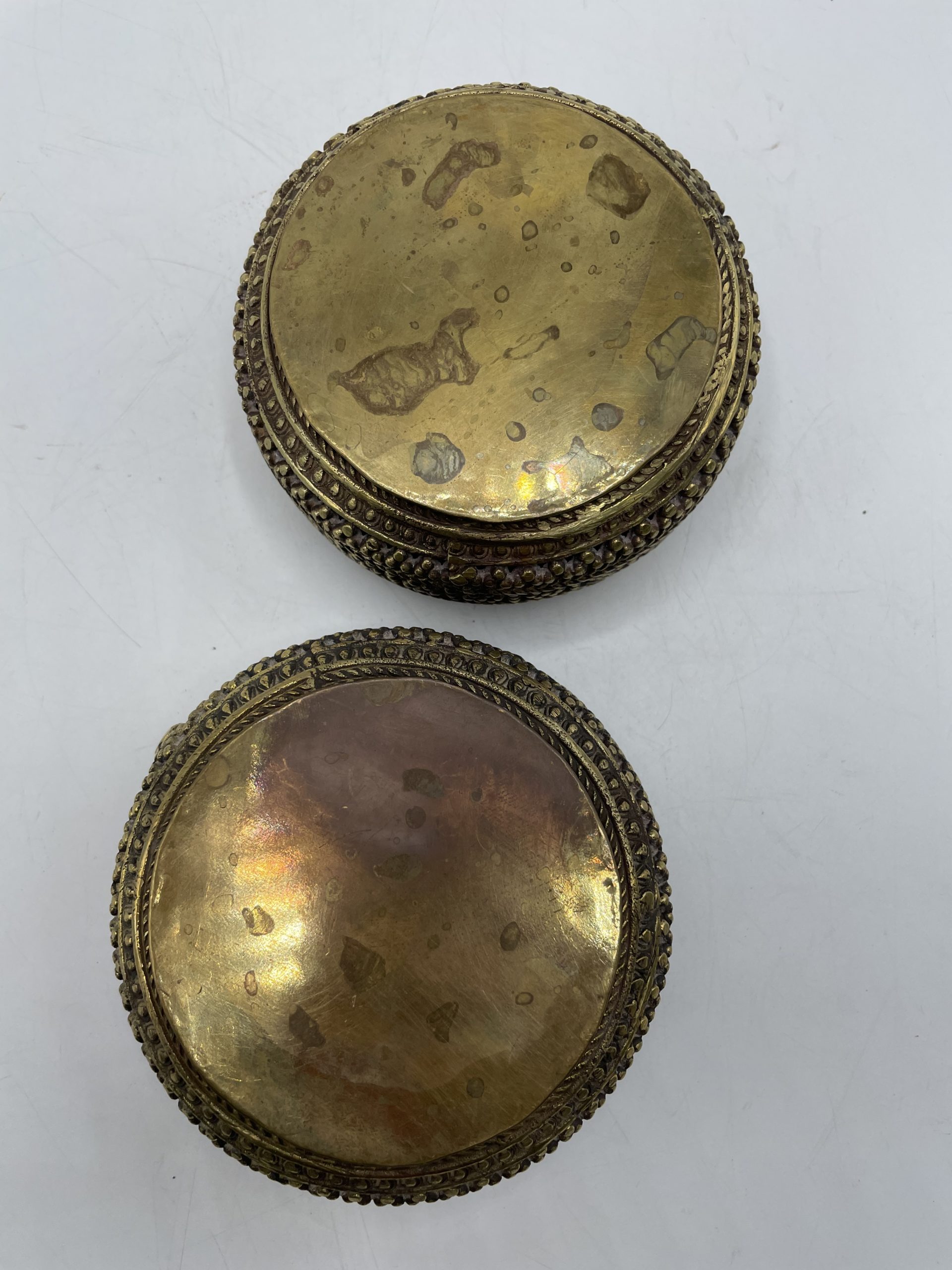 Duo de jolies boîtes artisanales en laiton orientale – Image 2