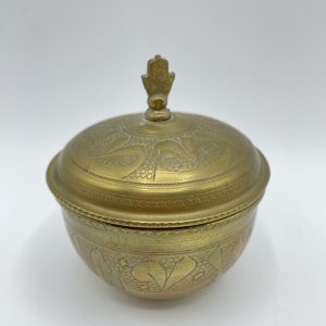 Boite marocaine en laiton dorée avec la main de Fatma