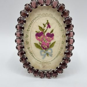 Cadre en forme de camée et broderie vintage