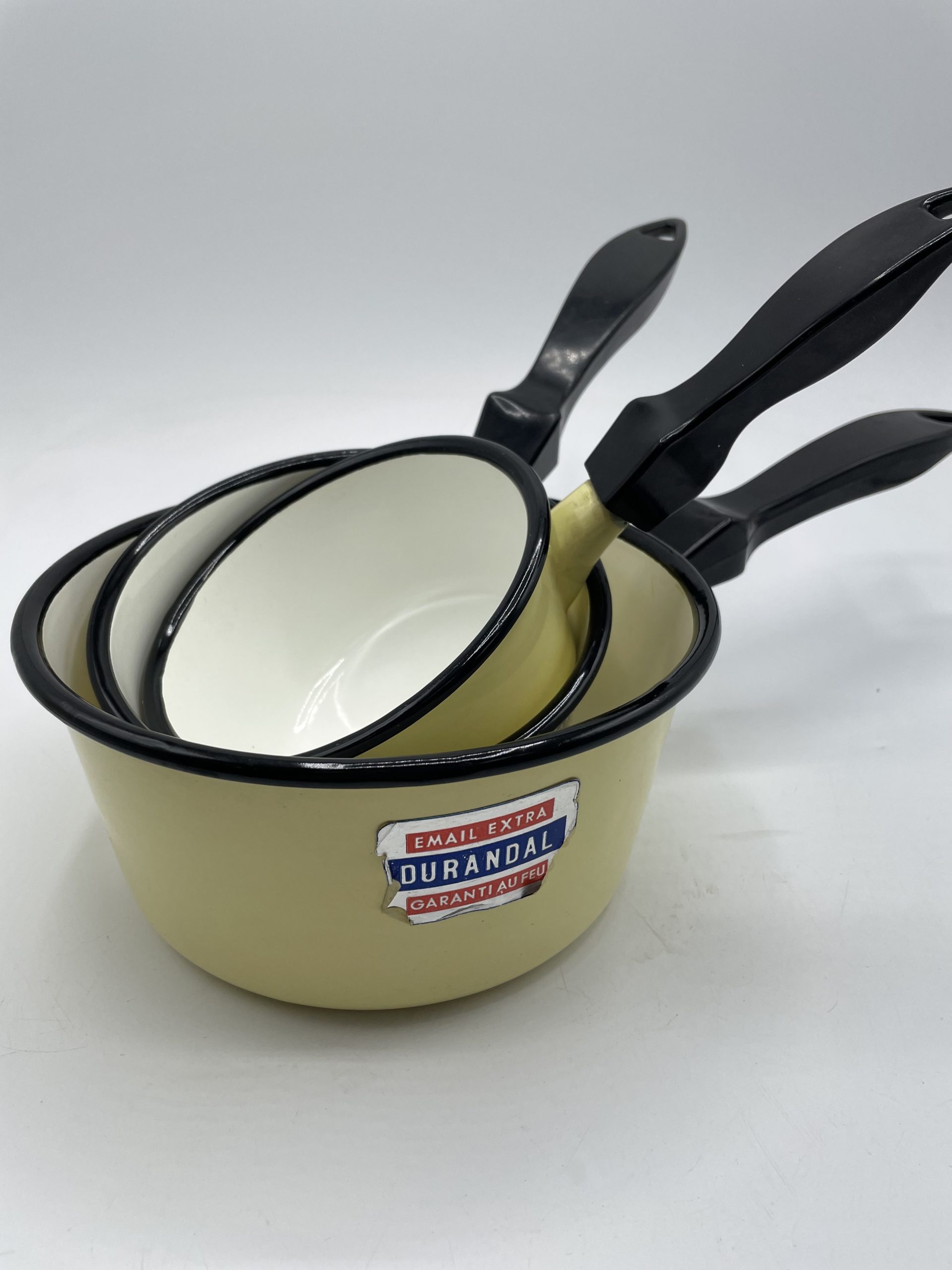 Lot de 3 casseroles et 1 caquelon vintage métal émaillé jaune – Image 3