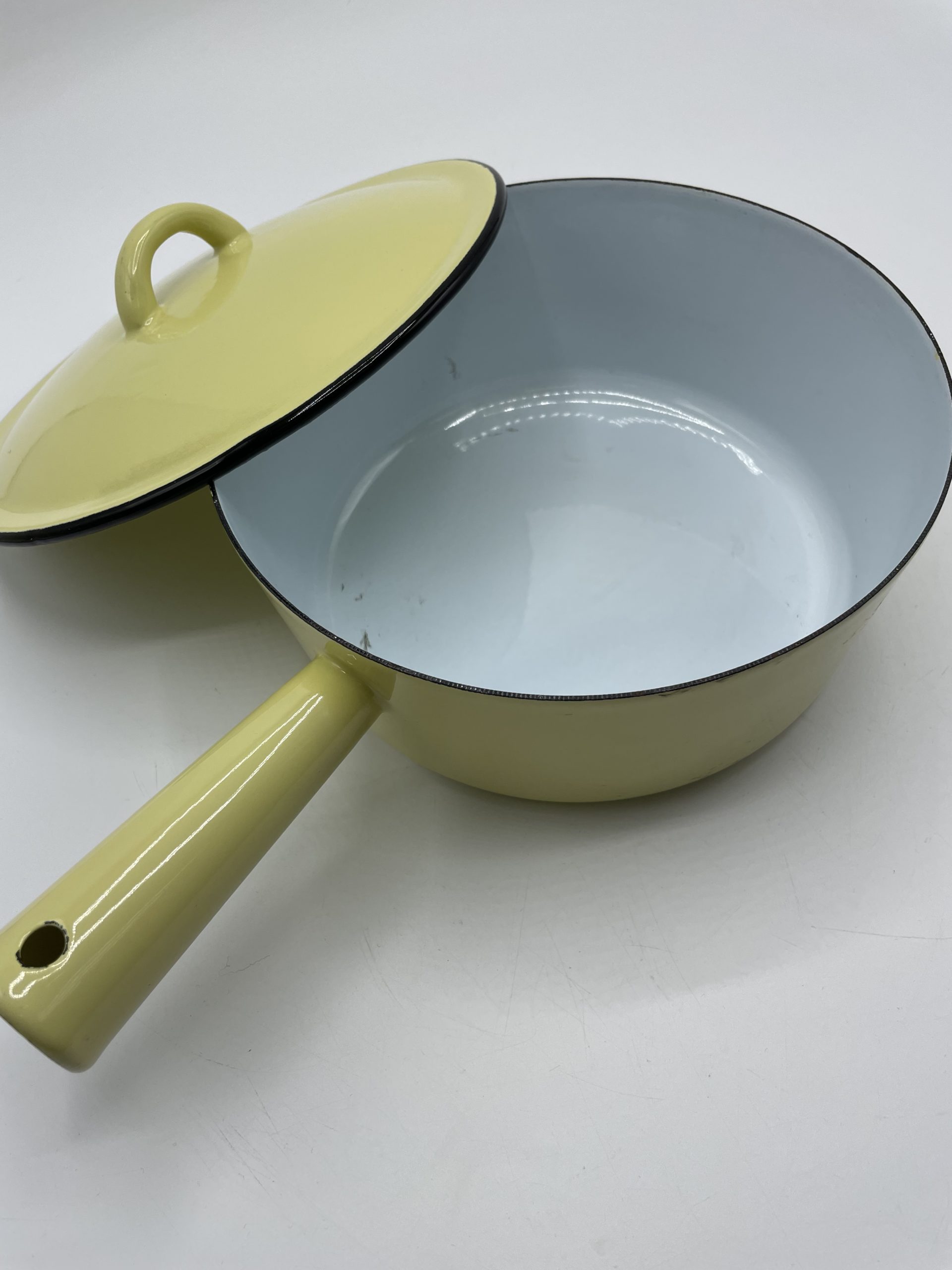 Lot de 3 casseroles et 1 caquelon vintage métal émaillé jaune – Image 2