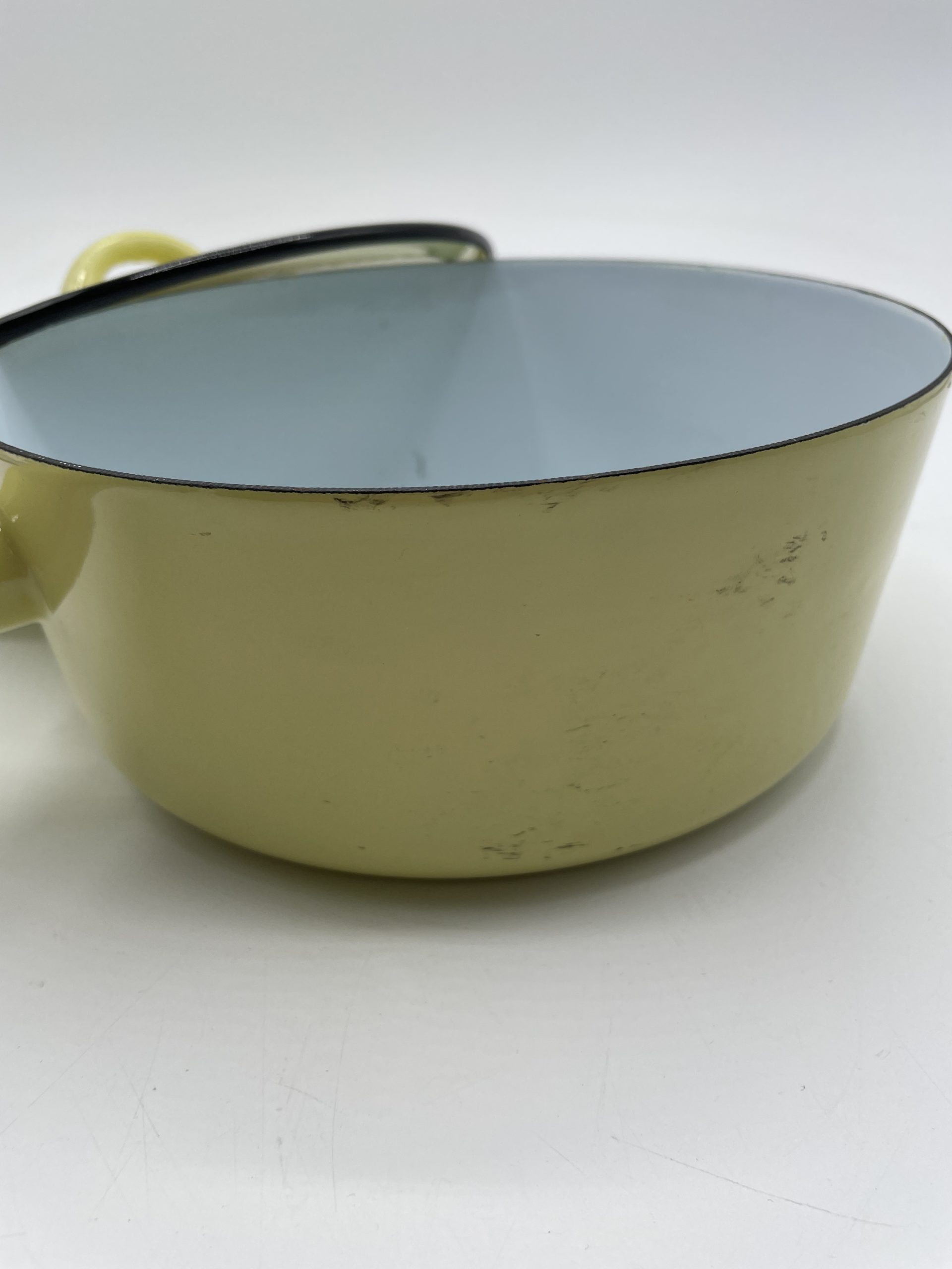 Lot de 3 casseroles et 1 caquelon vintage métal émaillé jaune – Image 6