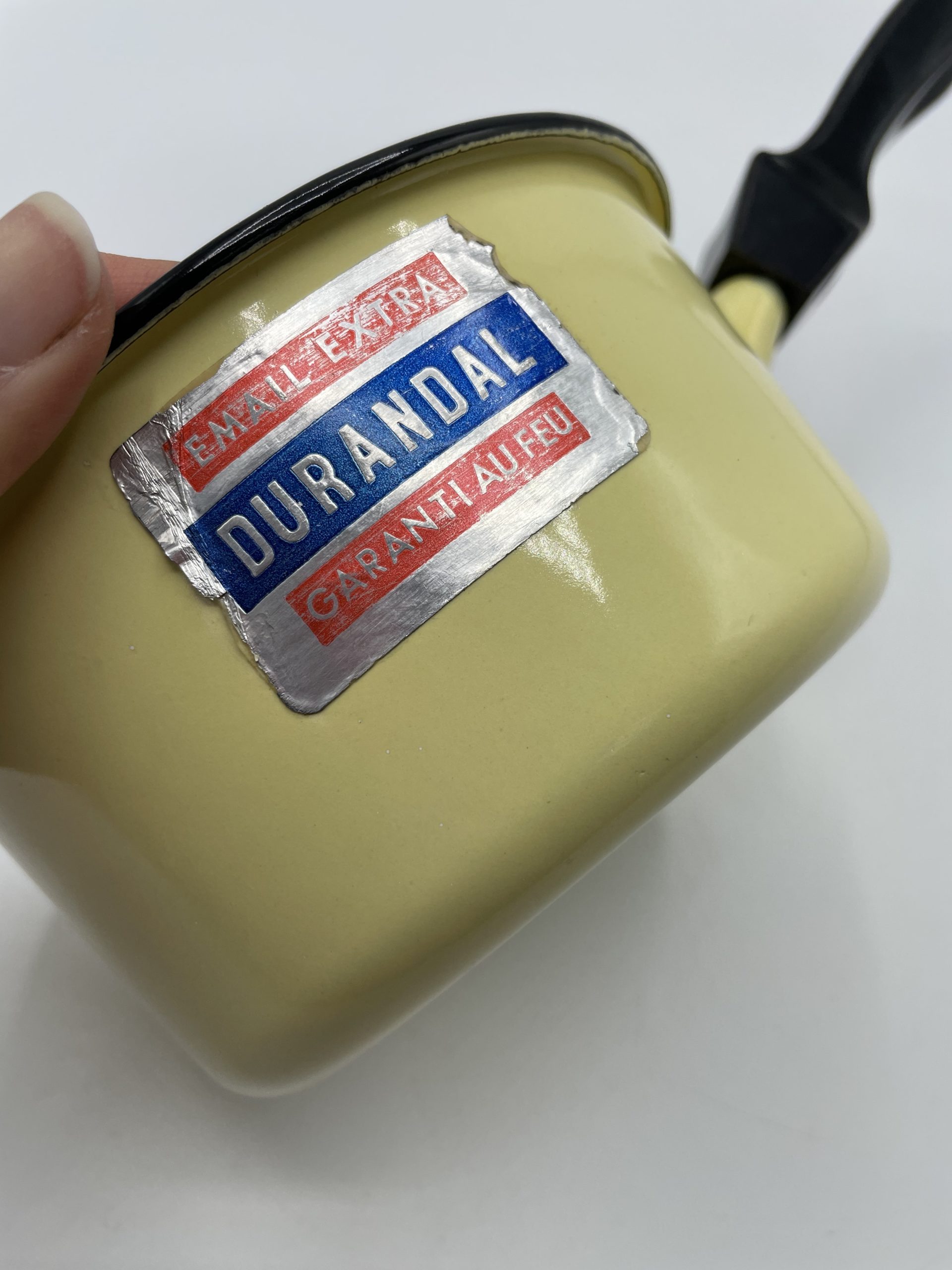 Lot de 3 casseroles et 1 caquelon vintage métal émaillé jaune – Image 5