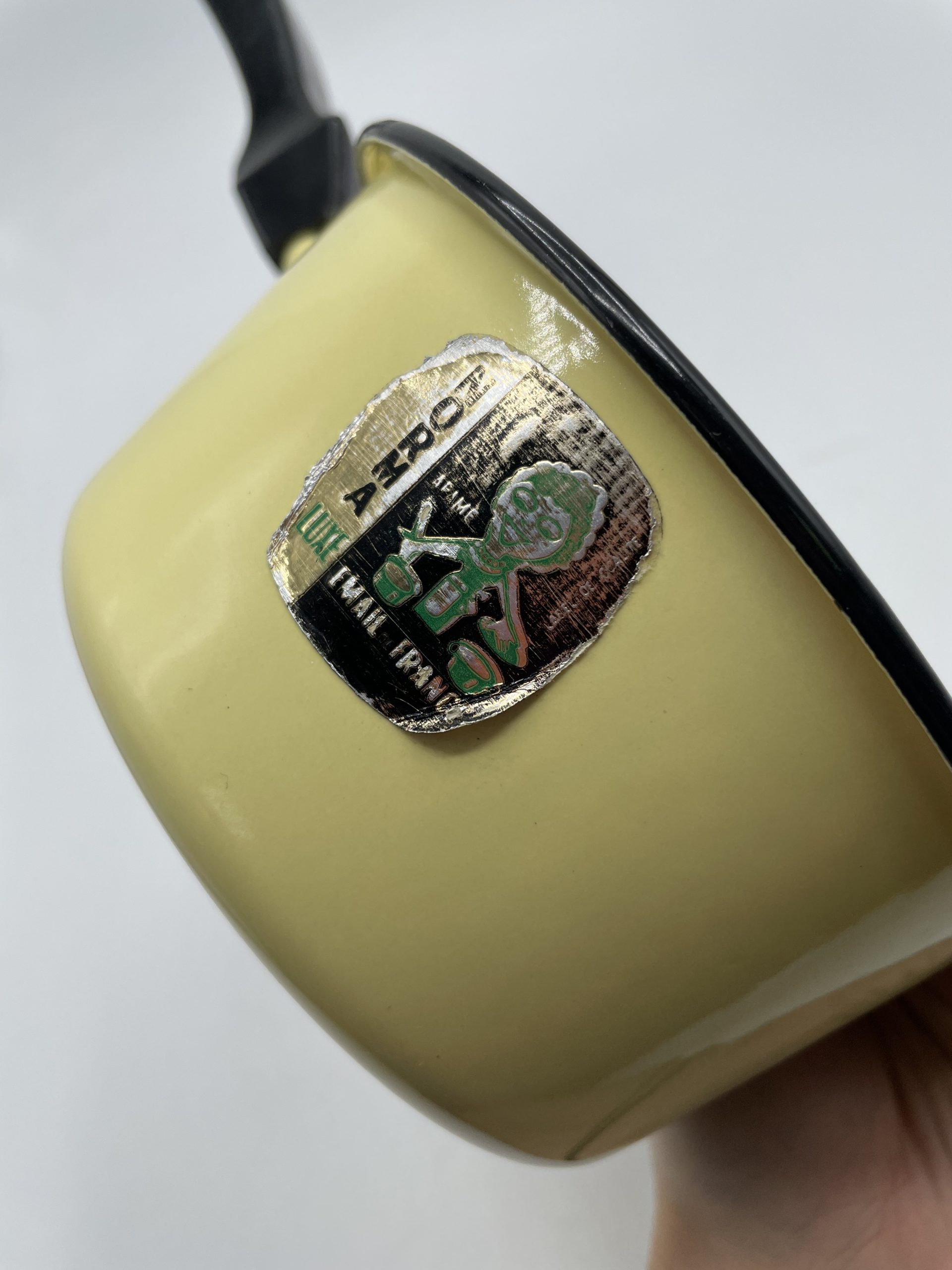 Lot de 3 casseroles et 1 caquelon vintage métal émaillé jaune – Image 4