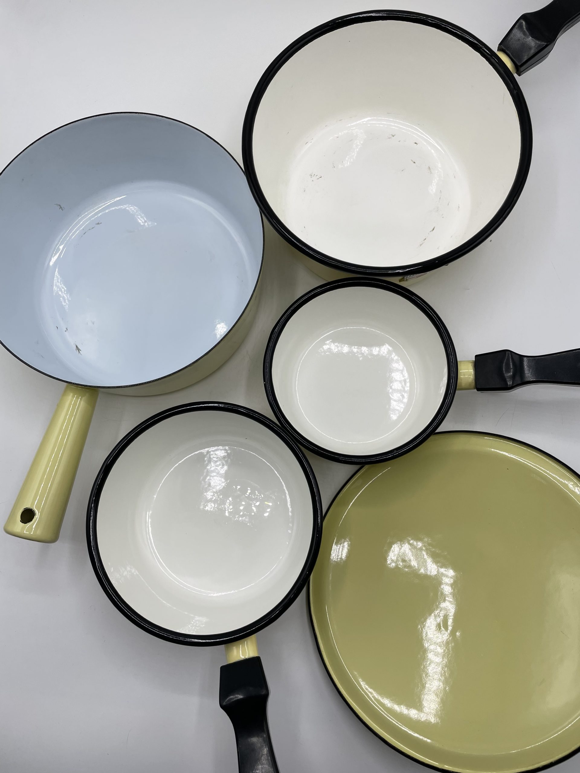 Lot de 3 casseroles et 1 caquelon vintage métal émaillé jaune – Image 7