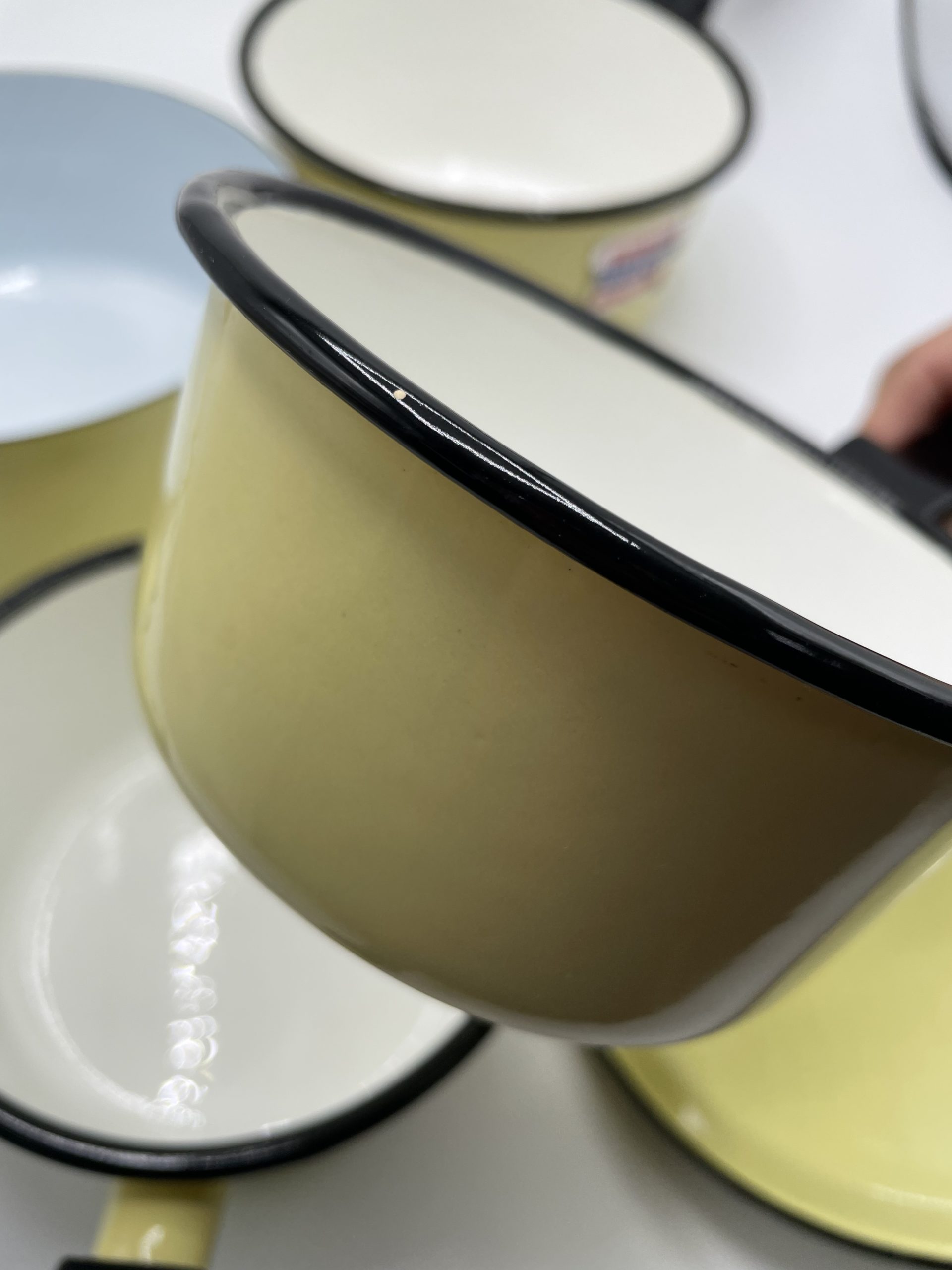 Lot de 3 casseroles et 1 caquelon vintage métal émaillé jaune – Image 8