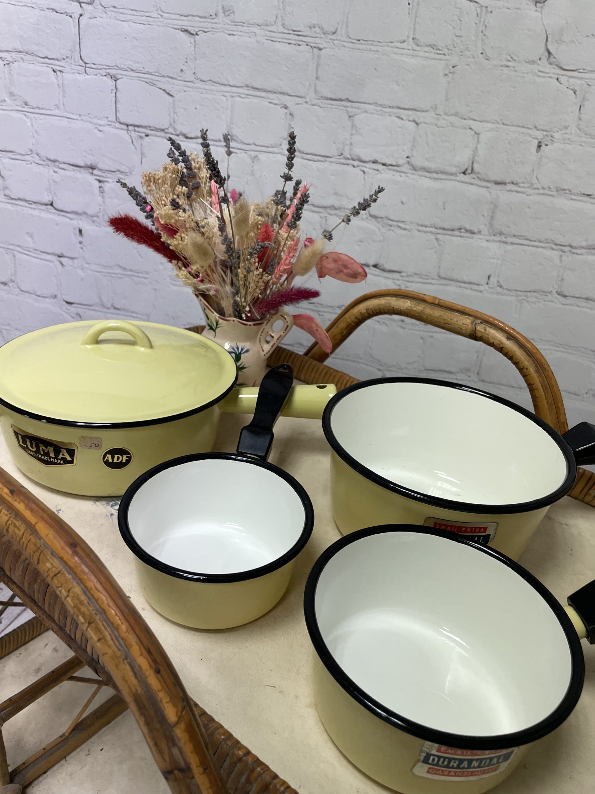 Lot de 3 casseroles et 1 caquelon vintage métal émaillé jaune