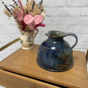 Grande cruche en grès vernissée bleue