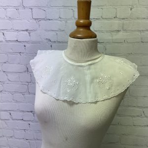 Ancien faux col plastron en broderie