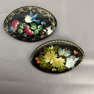 Duo broches en bois laquées