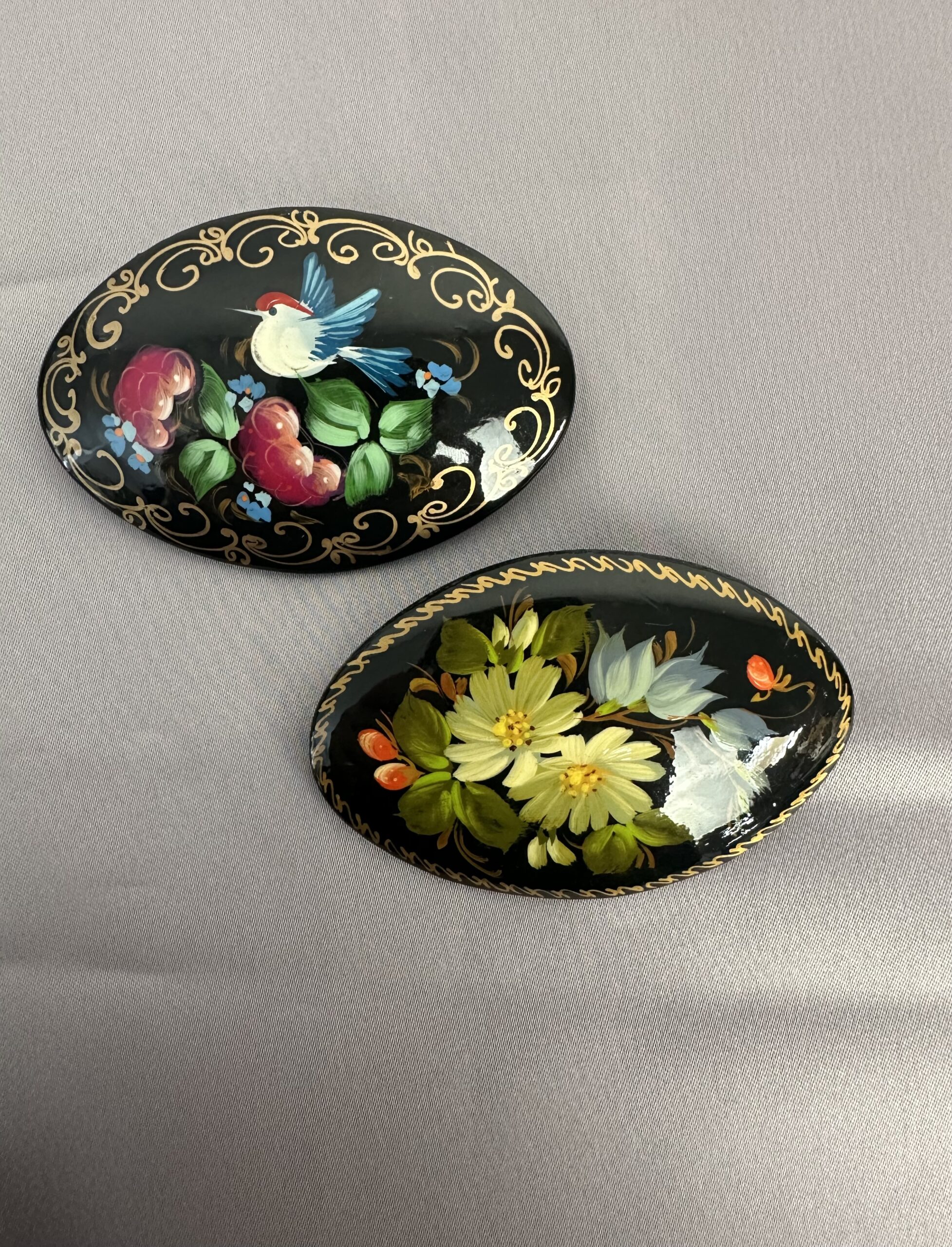 Duo broches en bois laquées