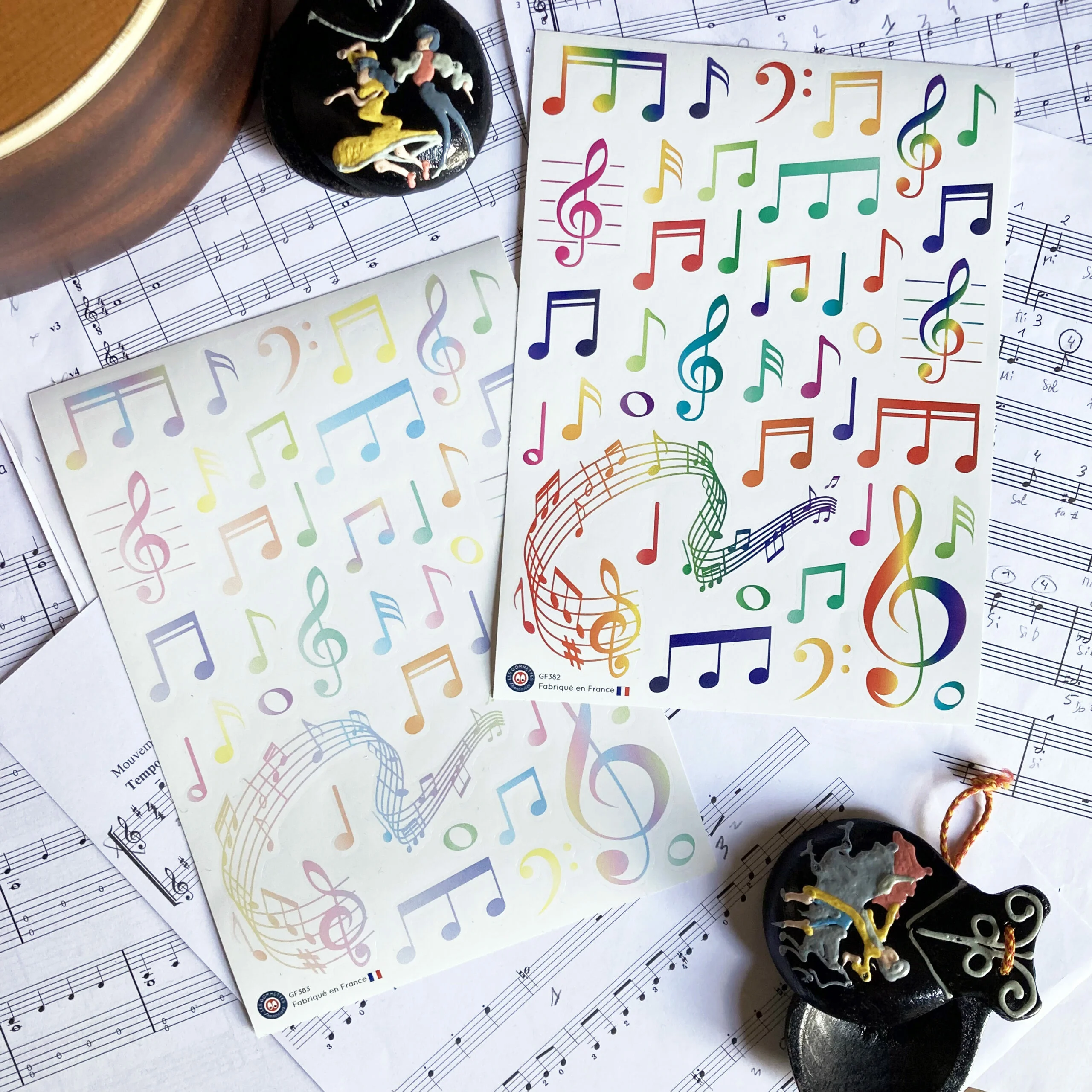 39 gommettes notes de musique multicolores pastels – Image 2