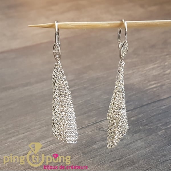 Boucles d’oreilles « Elégance » de SPARK : cristaux blancs diamant de Swarovski tressés en drapeau et argent fin