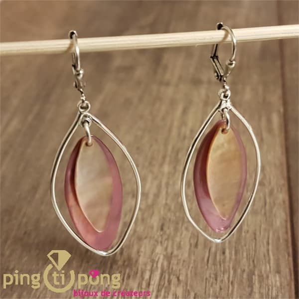 Boucles pendantes en argent et nacre rose LA PETITE SARDINE – Image 2