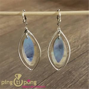 Boucles d&rsquo;oreilles en nacre naturelle blanche et teintée bleu ciel – bijoux en nacre de La petite Sardine