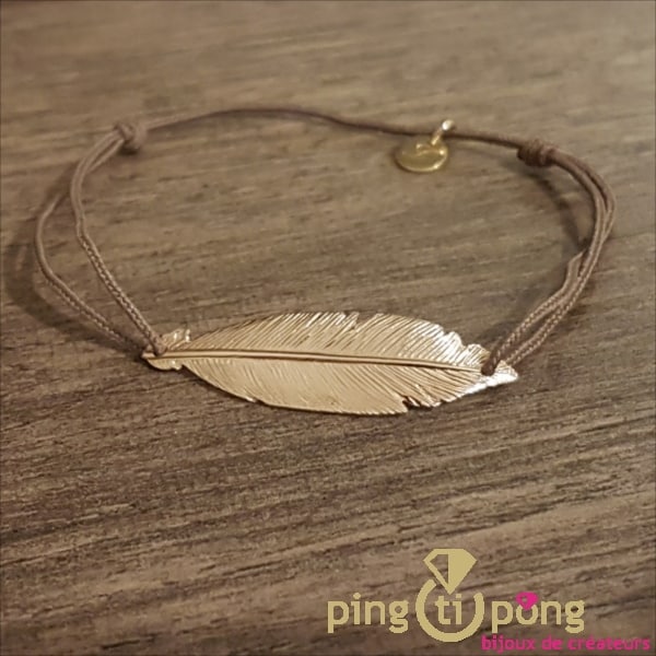 Bijoux plume taupe – Bracelet en vermeil et fil de coton taupe marron – Bijoux L’AVARE