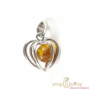 Pendentif Balticambre perle d&rsquo;ambre ronde dans une cage en forme de coeur en argent.