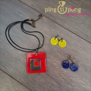 Collier triple carrés de C. ALLOING en céramique rouge feu