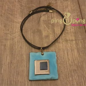 Collier carrés en céramique et émail bleu ciel de C. ALLOING