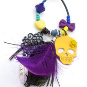 Sautoir ethnique tête de mort croix et guitare jaune et violet mauve