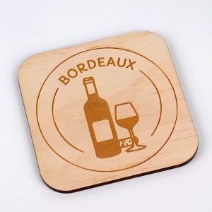 Sous-verre en bois carré – avec gravure «Un bon BORDEAUX»