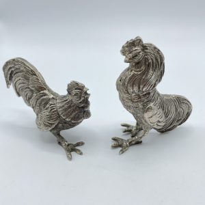 Lot de 2 coqs de combat en métal argenté vintage