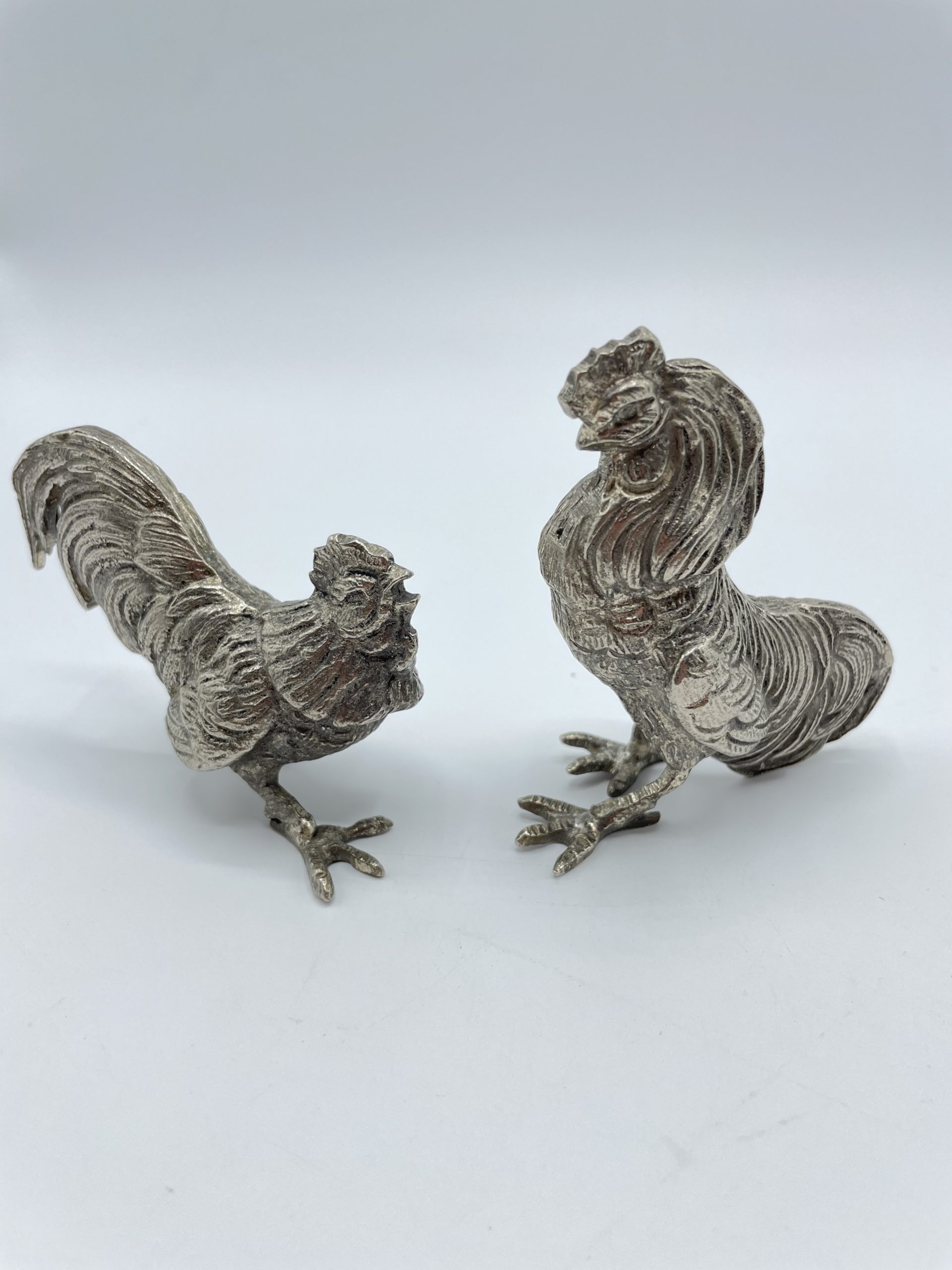 Lot de 2 coqs de combat en métal argenté vintage